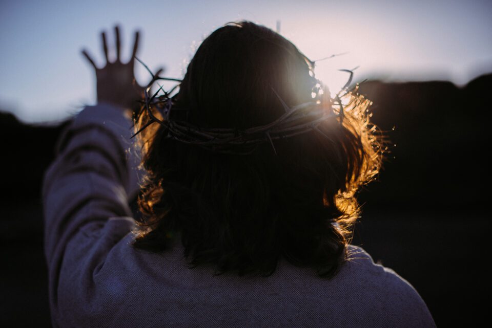 48778_Jesus_with_one_hand_in_worship